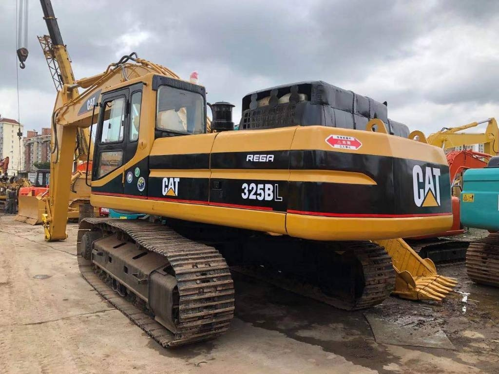 CAT 330 B L - Lánctalpas kotró: 1 kép. CAT 330 B L - Lánctalpas kotró: 1 kép.