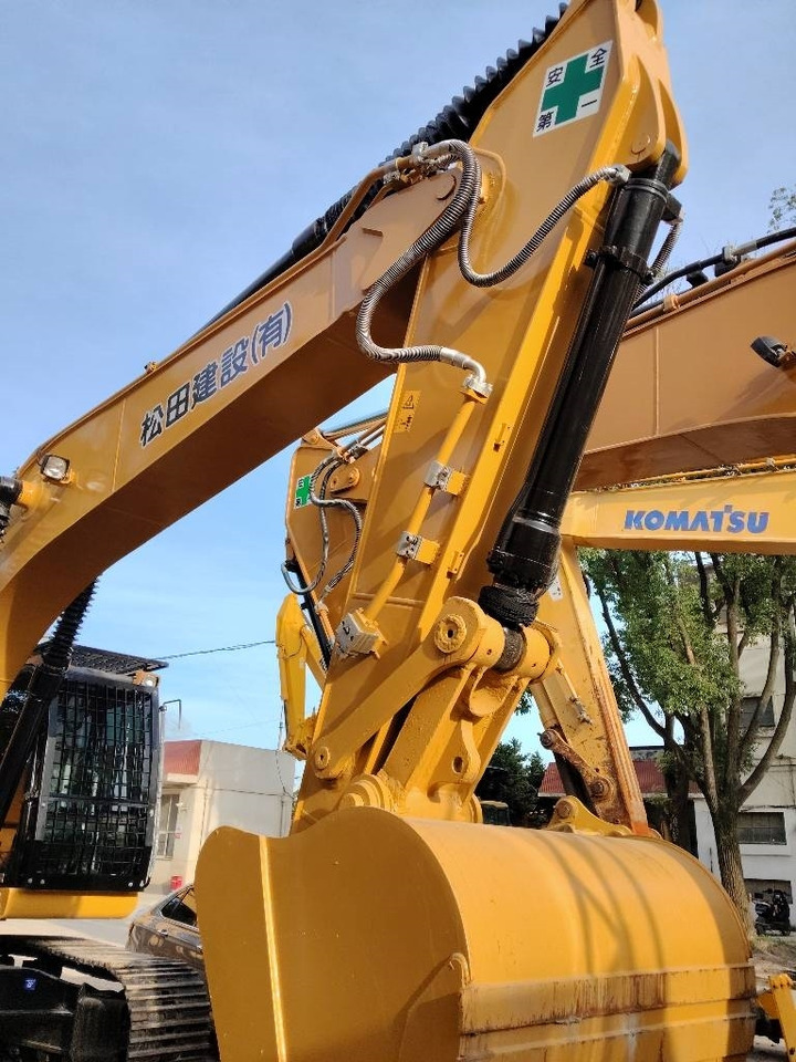 CAT 330 D - Lánctalpas kotró: 5 kép. CAT 330 D - Lánctalpas kotró: 5 kép.