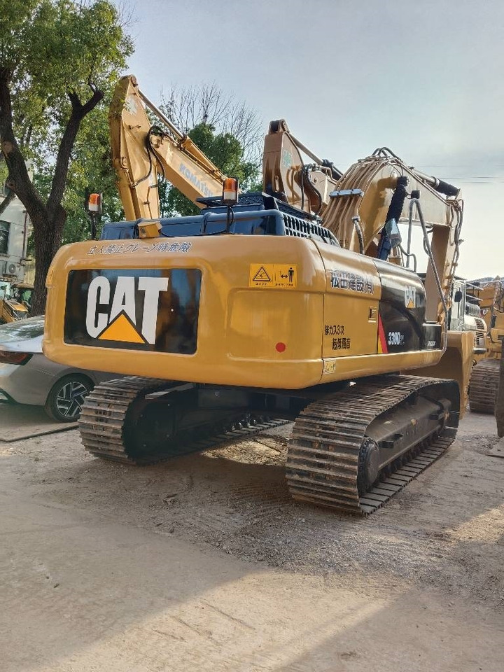 CAT 330 D - Lánctalpas kotró: 2 kép. CAT 330 D - Lánctalpas kotró: 2 kép.