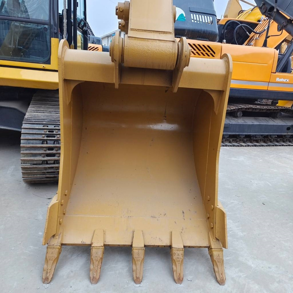 CAT 330 D L - Lánctalpas kotró: 4 kép. CAT 330 D L - Lánctalpas kotró: 4 kép.