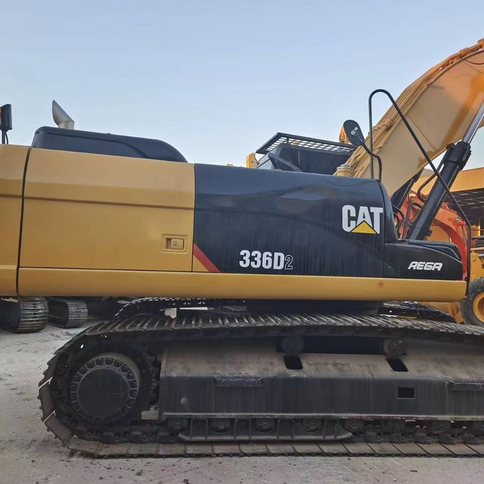 CAT 336D2 - Lánctalpas kotró: 2 kép. CAT 336D2 - Lánctalpas kotró: 2 kép.