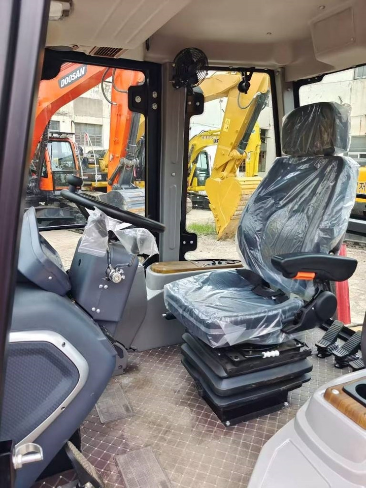 CAT 420 F 100% brand new machine - Kotrórakodó: 2 kép. CAT 420 F 100% brand new machine - Kotrórakodó: 2 kép.