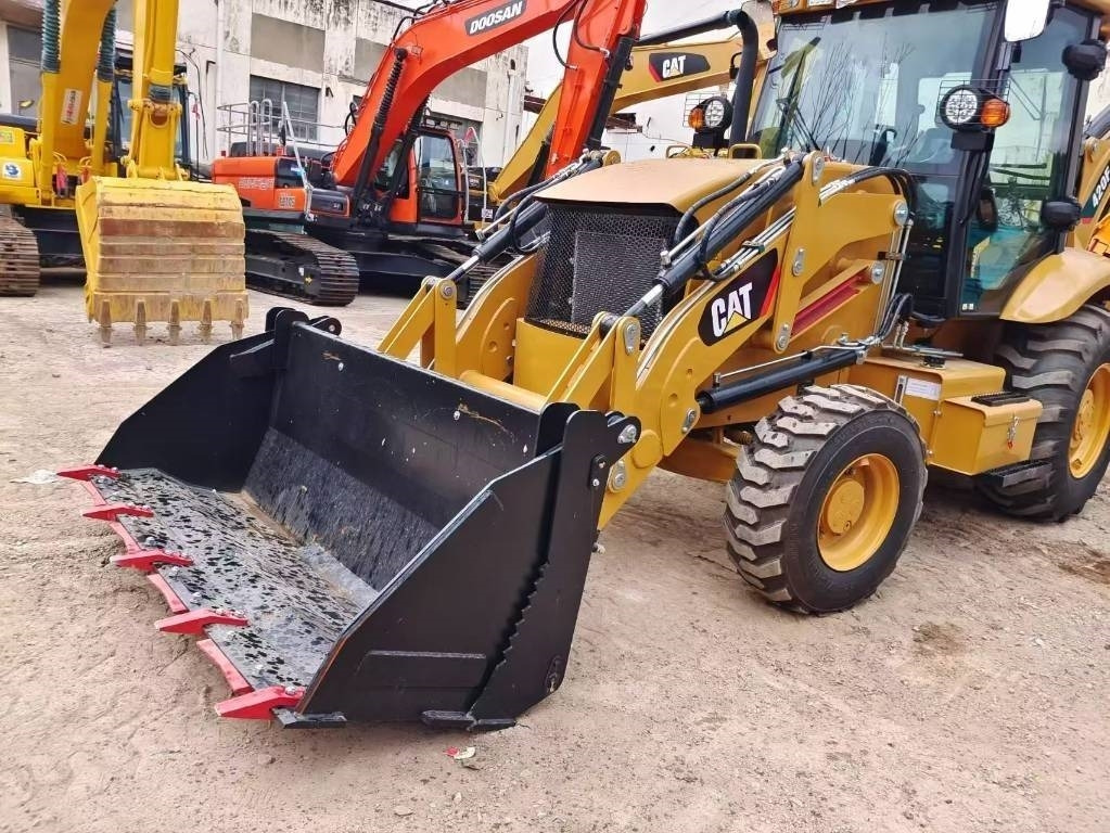 CAT 420 F - Lánctalpas kotró: 3 kép. CAT 420 F - Lánctalpas kotró: 3 kép.