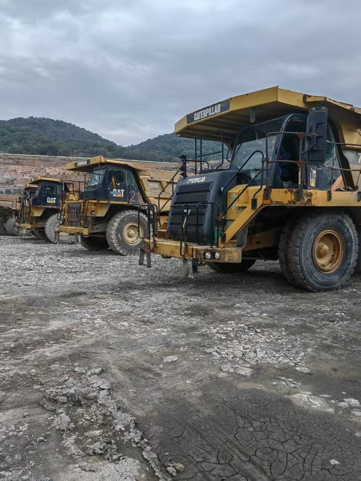 CAT 773 F - Bánya teherautó: 2 kép. CAT 773 F - Bánya teherautó: 2 kép.