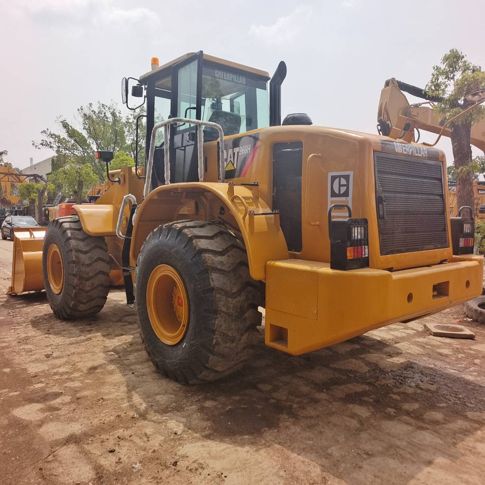 CAT 966 H - Gumikerekes homlokrakodó: 2 kép. CAT 966 H - Gumikerekes homlokrakodó: 2 kép.