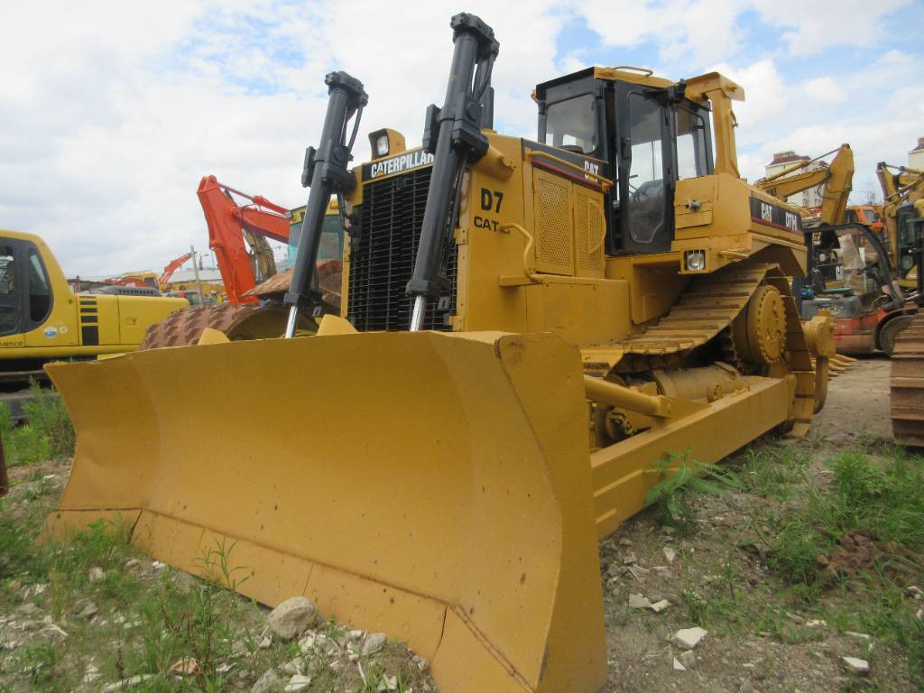 Buldózer CAT D 7 H: 8 kép.
