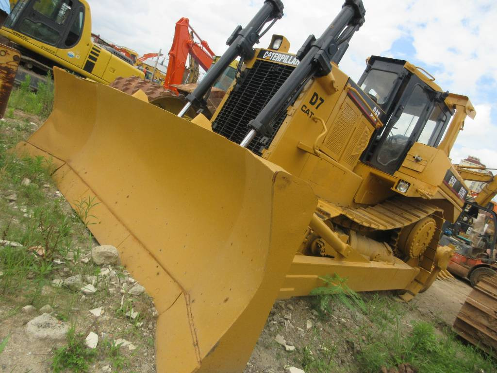 Buldózer CAT D 7 H: 9 kép.