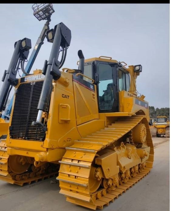 CAT D 8 T - Buldózer: 2 kép. CAT D 8 T - Buldózer: 2 kép.