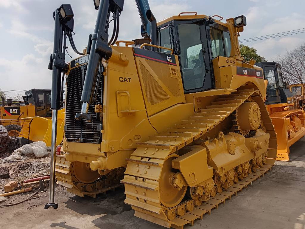 CAT D 8 T - Buldózer: 2 kép. CAT D 8 T - Buldózer: 2 kép.