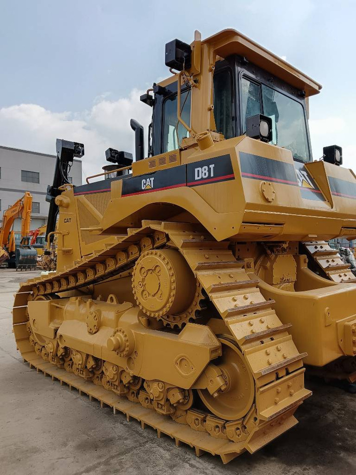 CAT D 8 T - Buldózer: 5 kép. CAT D 8 T - Buldózer: 5 kép.