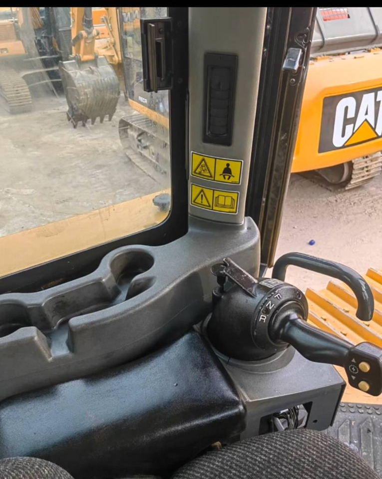CAT D 8 T - Buldózer: 5 kép. CAT D 8 T - Buldózer: 5 kép.