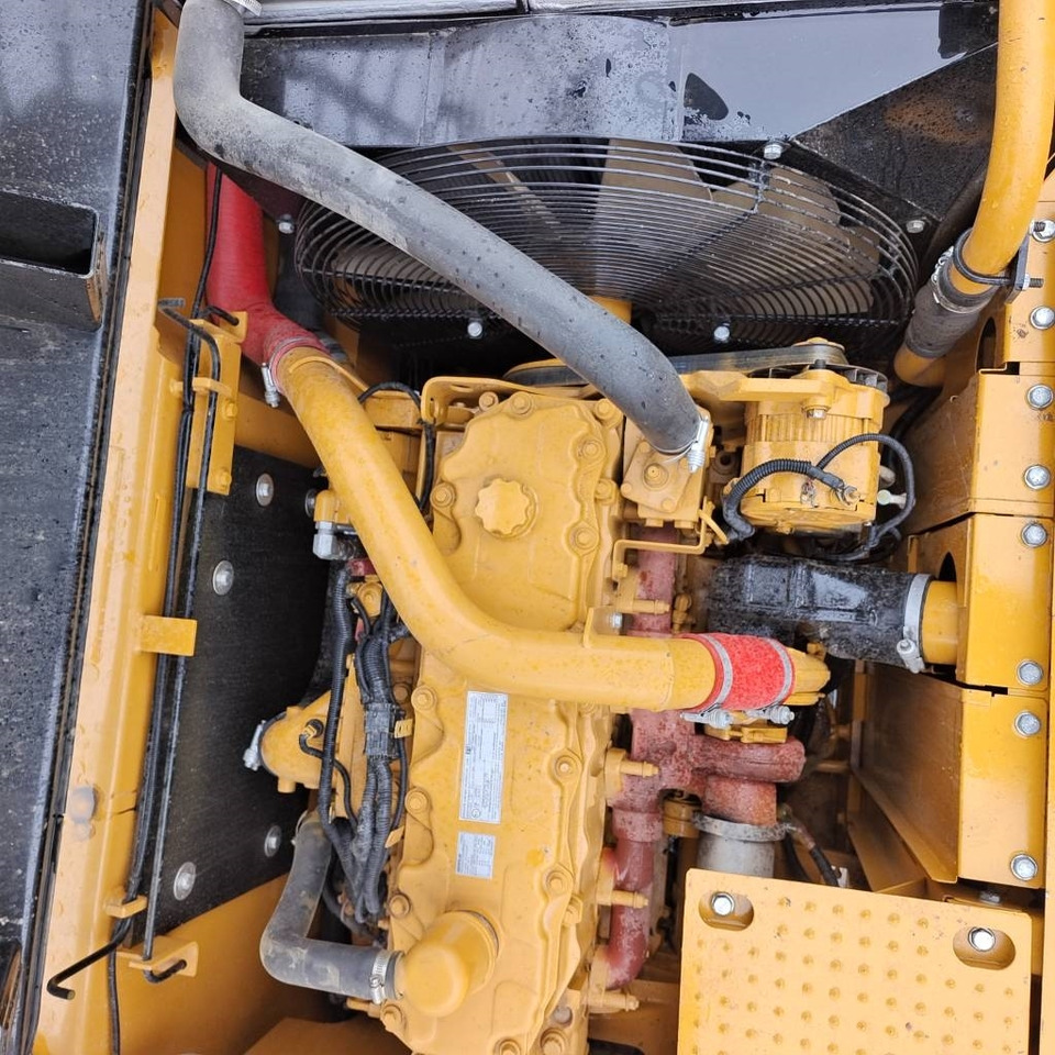 Lánctalpas kotró Cathefeng 330 D: 6 kép. Lánctalpas kotró Cathefeng 330 D: 6 kép.