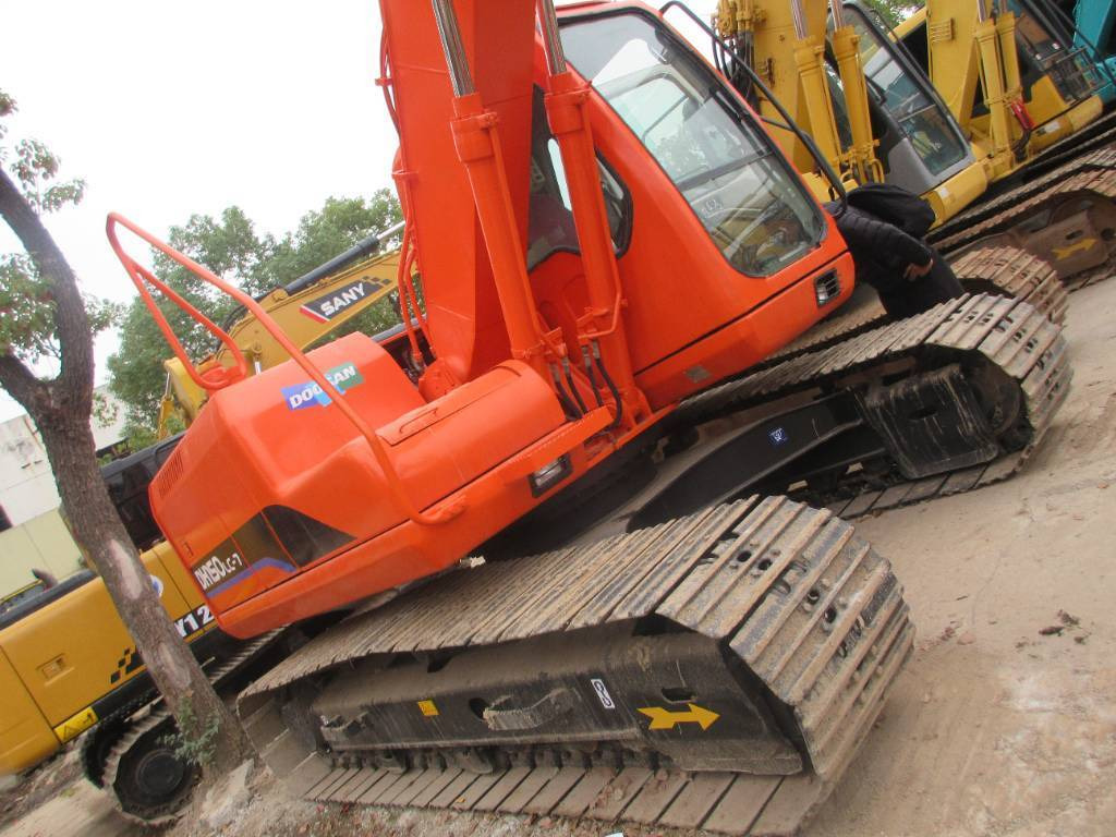 Doosan DH 150 LC-7 - Gumikerekes kotró: 4 kép. Doosan DH 150 LC-7 - Gumikerekes kotró: 4 kép.