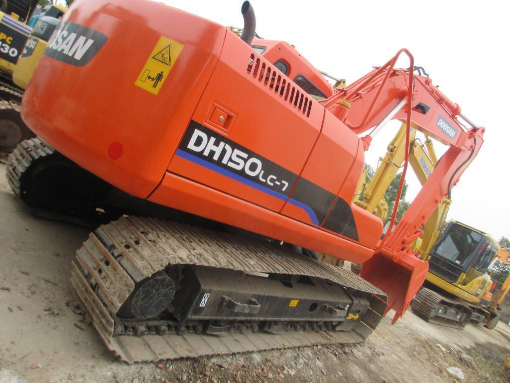 Doosan DH 150 LC-7 - Gumikerekes kotró: 5 kép. Doosan DH 150 LC-7 - Gumikerekes kotró: 5 kép.