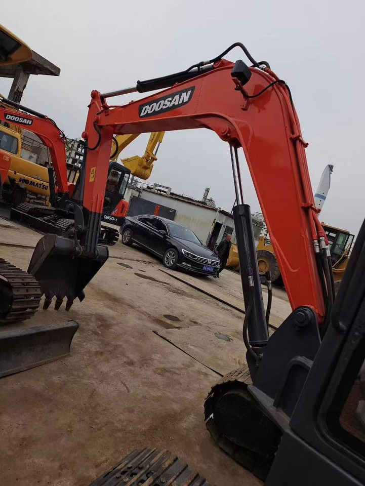 Doosan DH 60-7 - Minikotró: 2 kép. Doosan DH 60-7 - Minikotró: 2 kép.
