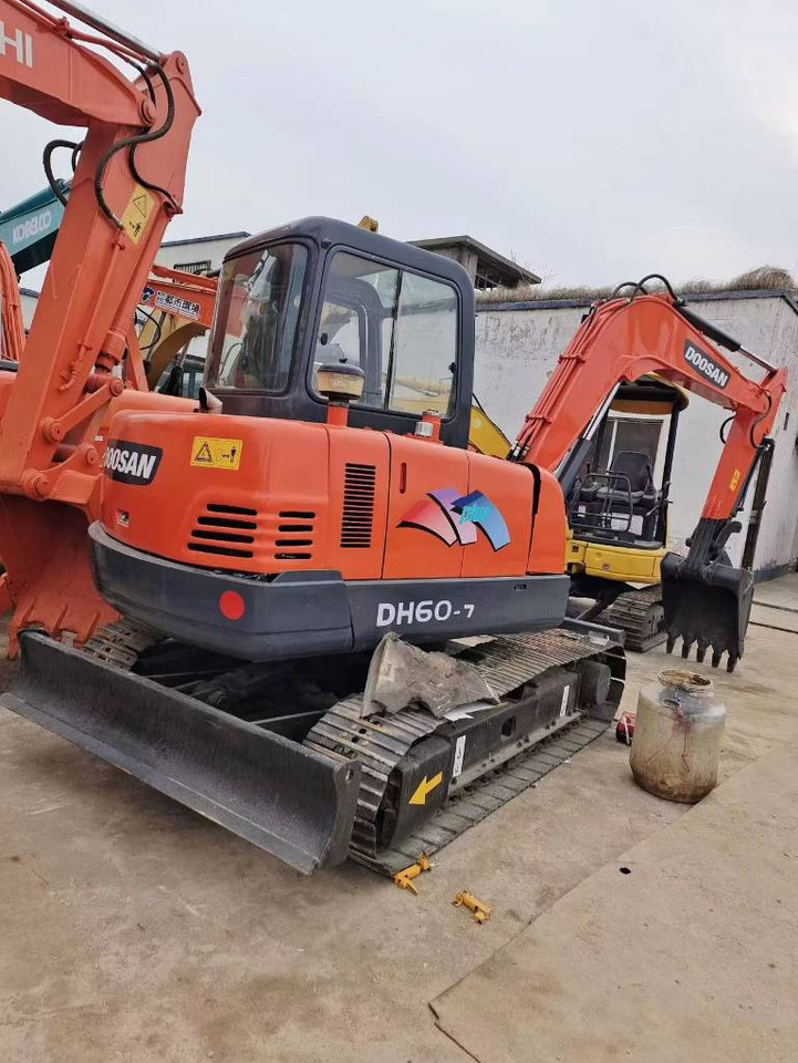 Doosan DH 60-7 - Minikotró: 1 kép. Doosan DH 60-7 - Minikotró: 1 kép.
