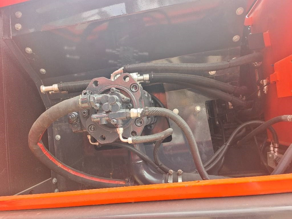 Doosan DX 225 - Lánctalpas kotró: 4 kép. Doosan DX 225 - Lánctalpas kotró: 4 kép.