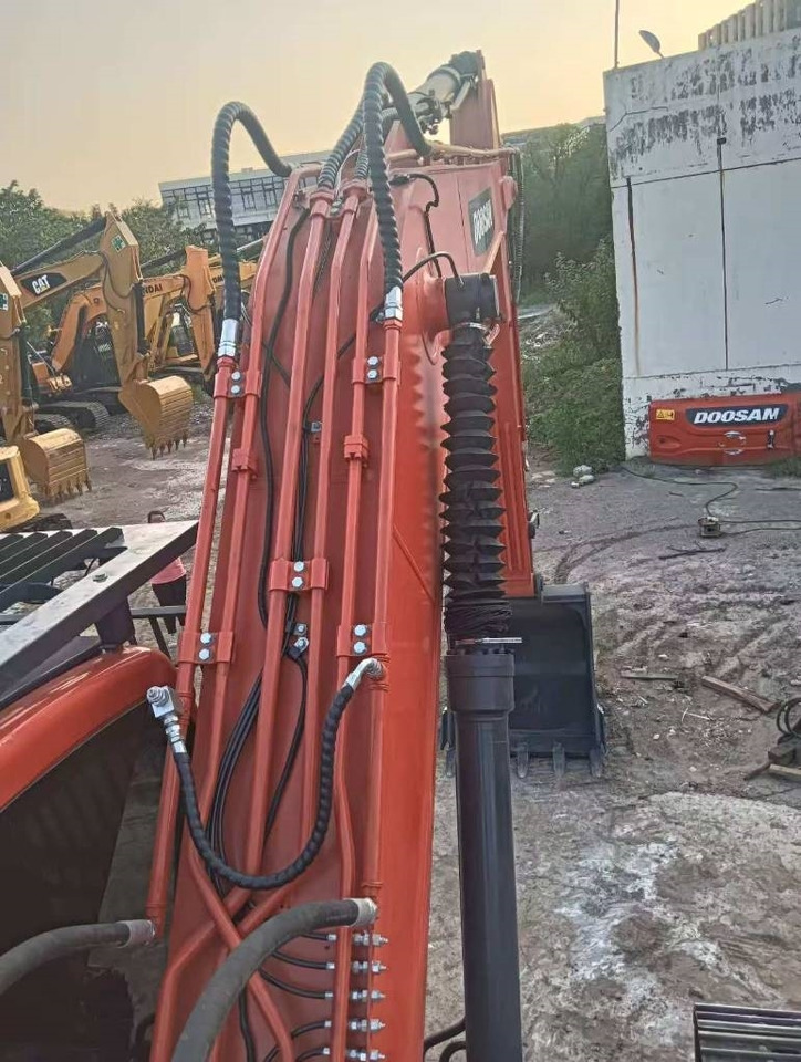 Doosan DX 225 LC-9C - Lánctalpas kotró: 5 kép. Doosan DX 225 LC-9C - Lánctalpas kotró: 5 kép.