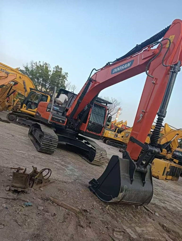 Doosan DX 225 LC-9C - Lánctalpas kotró: 2 kép. Doosan DX 225 LC-9C - Lánctalpas kotró: 2 kép.
