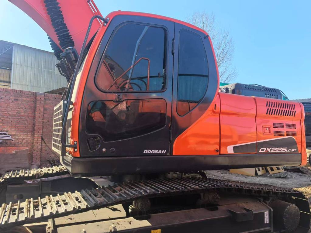 Doosan DX 225 LC-9C - Lánctalpas kotró: 1 kép. Doosan DX 225 LC-9C - Lánctalpas kotró: 1 kép.