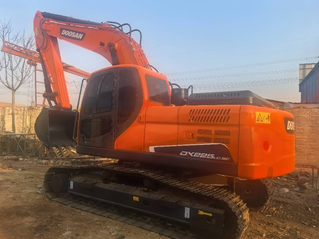 Doosan DX 225 LC-9c - Lánctalpas kotró: 1 kép. Doosan DX 225 LC-9c - Lánctalpas kotró: 1 kép.