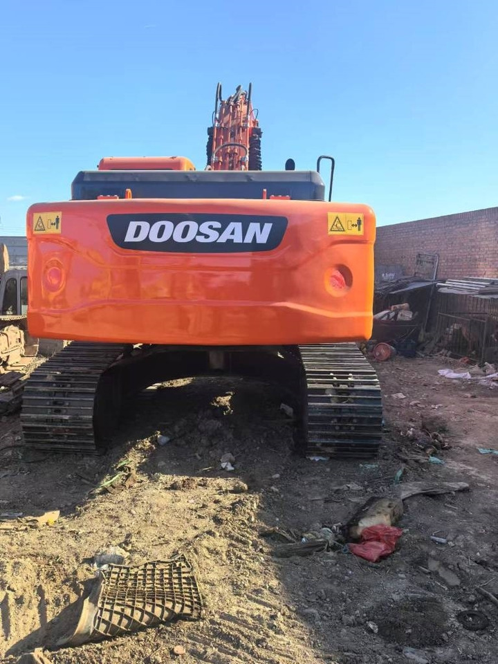 Doosan DX 225 LC - Lánctalpas kotró: 3 kép. Doosan DX 225 LC - Lánctalpas kotró: 3 kép.