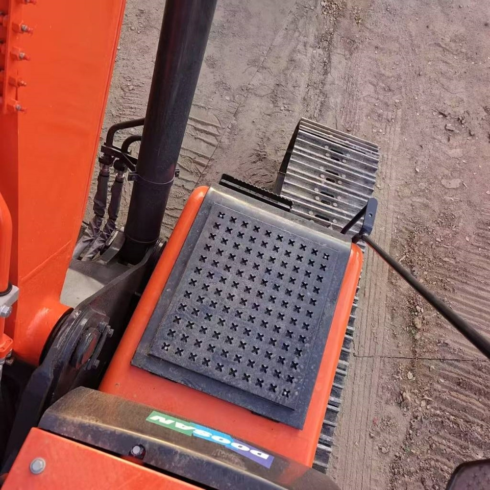 Doosan DX 300 - Lánctalpas kotró: 4 kép. Doosan DX 300 - Lánctalpas kotró: 4 kép.