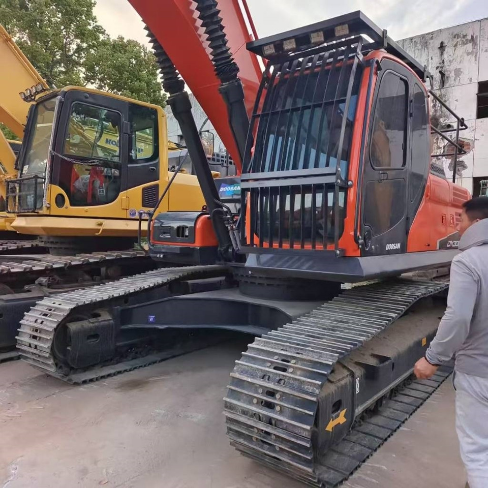 Doosan DX 300 - Lánctalpas kotró: 3 kép. Doosan DX 300 - Lánctalpas kotró: 3 kép.
