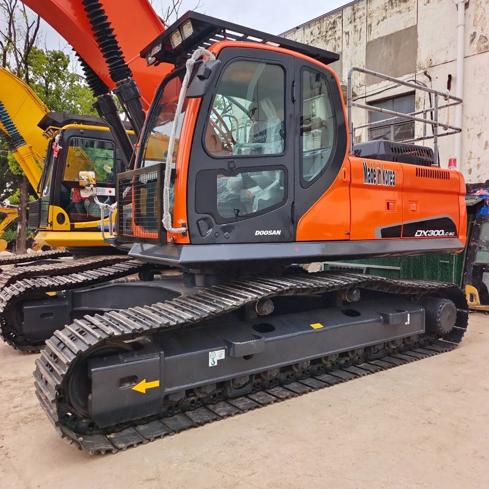Doosan DX 300 - Lánctalpas kotró: 2 kép. Doosan DX 300 - Lánctalpas kotró: 2 kép.