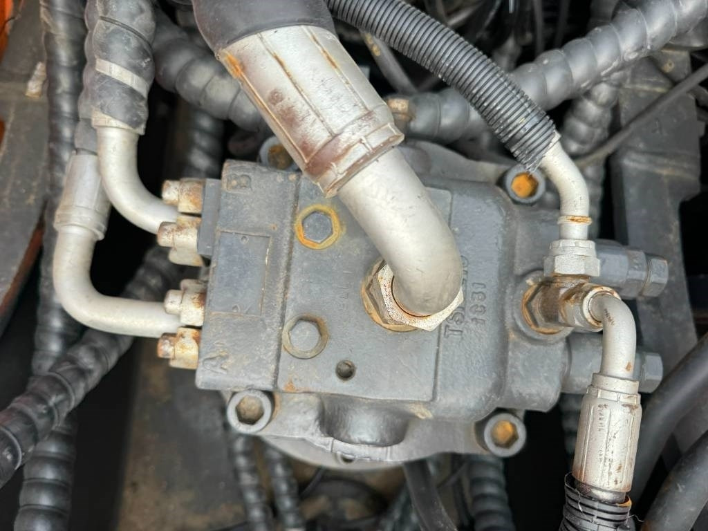 Doosan DX 300 - Lánctalpas kotró: 4 kép. Doosan DX 300 - Lánctalpas kotró: 4 kép.