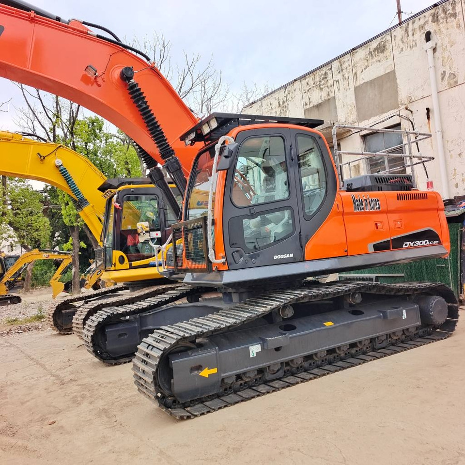 Doosan DX 300 - Lánctalpas kotró: 1 kép. Doosan DX 300 - Lánctalpas kotró: 1 kép.