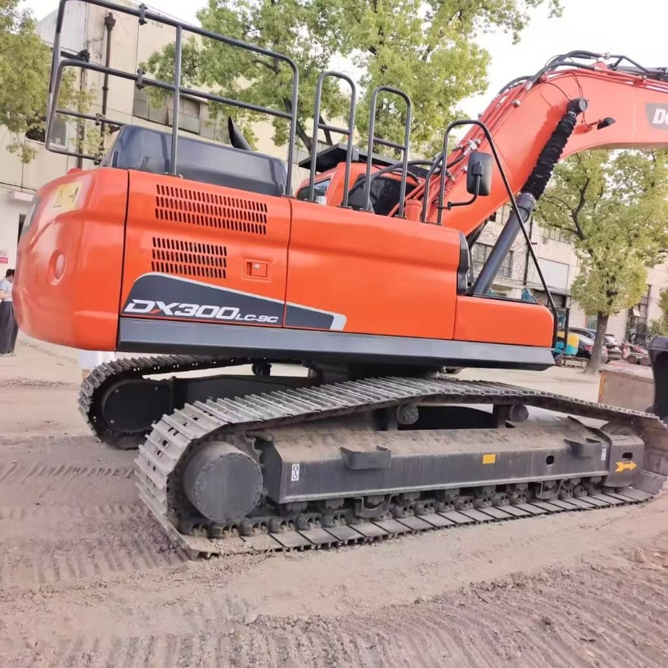 Doosan DX 300 - Lánctalpas kotró: 5 kép. Doosan DX 300 - Lánctalpas kotró: 5 kép.