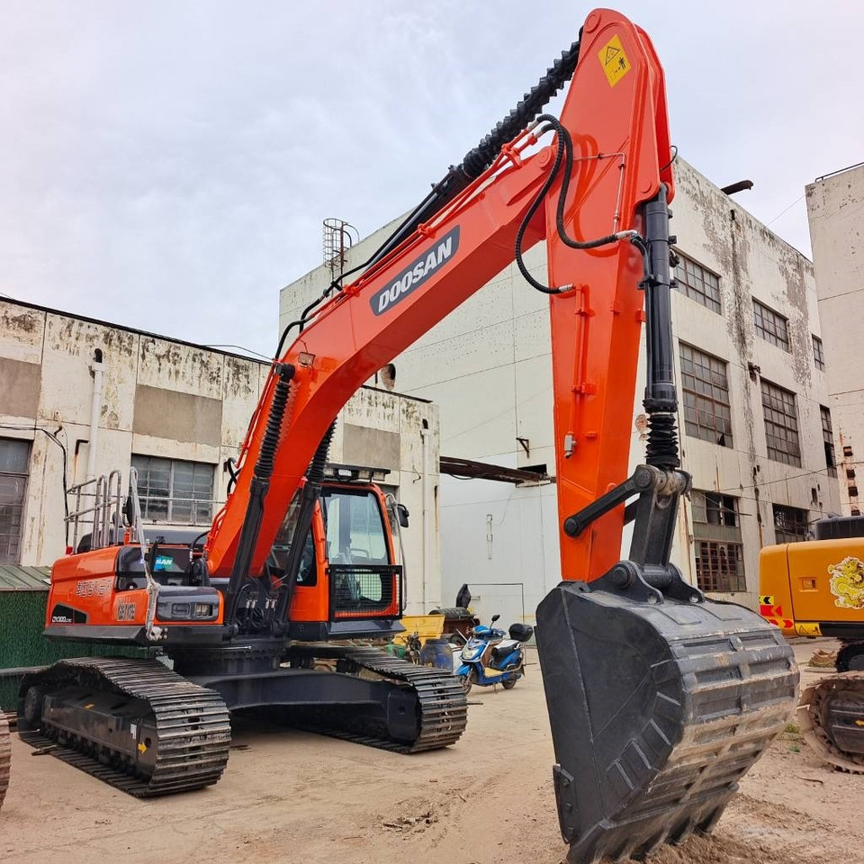 Doosan DX 300 - Lánctalpas kotró: 4 kép. Doosan DX 300 - Lánctalpas kotró: 4 kép.