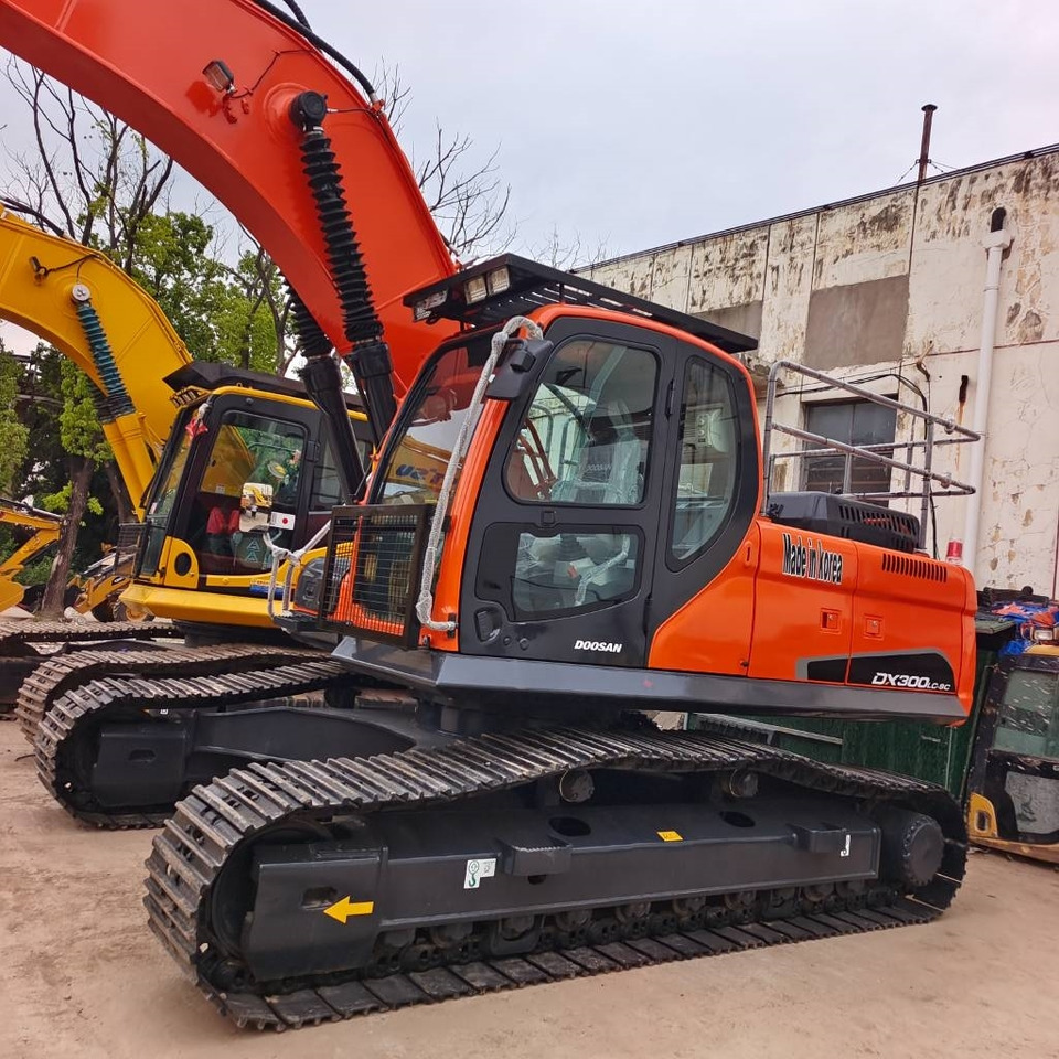 Doosan DX 300 - Lánctalpas kotró: 4 kép. Doosan DX 300 - Lánctalpas kotró: 4 kép.