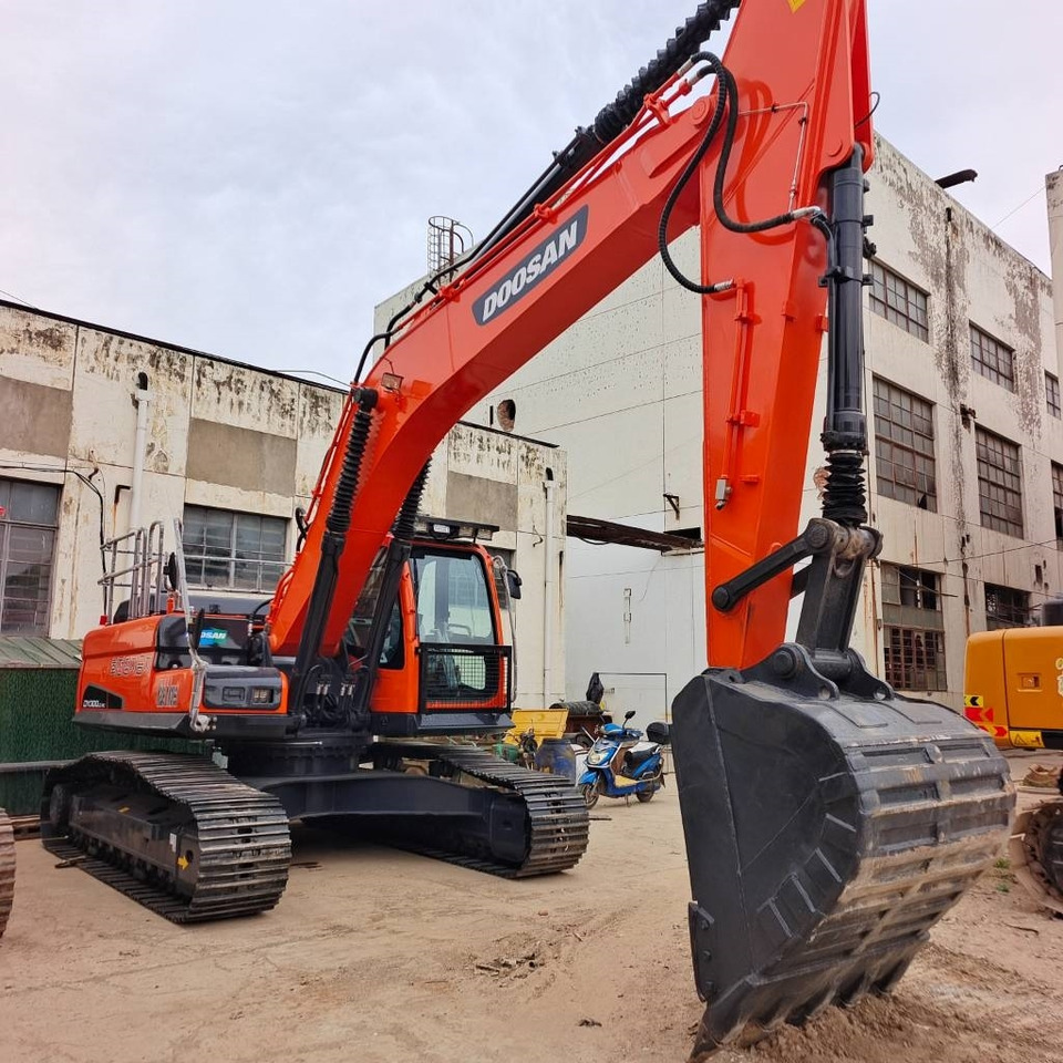 Doosan DX 300 - Lánctalpas kotró: 3 kép. Doosan DX 300 - Lánctalpas kotró: 3 kép.