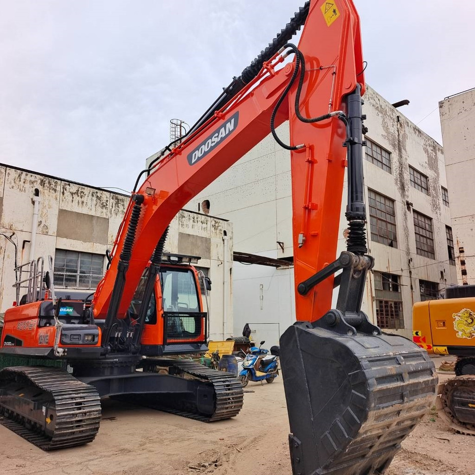 Doosan DX 300 - Lánctalpas kotró: 4 kép. Doosan DX 300 - Lánctalpas kotró: 4 kép.