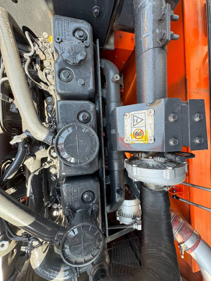 Doosan DX 300 LC-9S - Lánctalpas kotró: 3 kép. Doosan DX 300 LC-9S - Lánctalpas kotró: 3 kép.