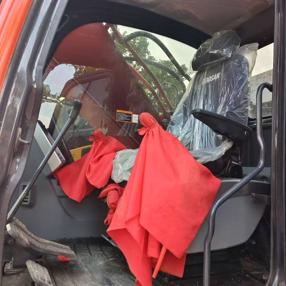 Doosan DX 300 LC - Lánctalpas kotró: 4 kép. Doosan DX 300 LC - Lánctalpas kotró: 4 kép.