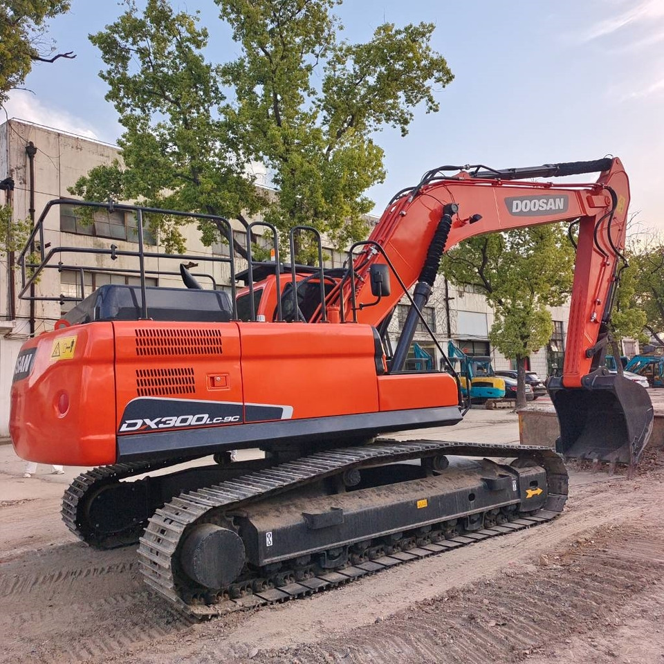Doosan DX300 - Lánctalpas kotró: 2 kép. Doosan DX300 - Lánctalpas kotró: 2 kép.