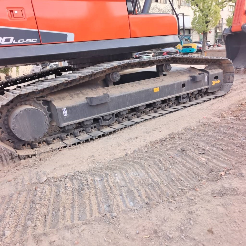 Doosan DX300 - Lánctalpas kotró: 3 kép. Doosan DX300 - Lánctalpas kotró: 3 kép.