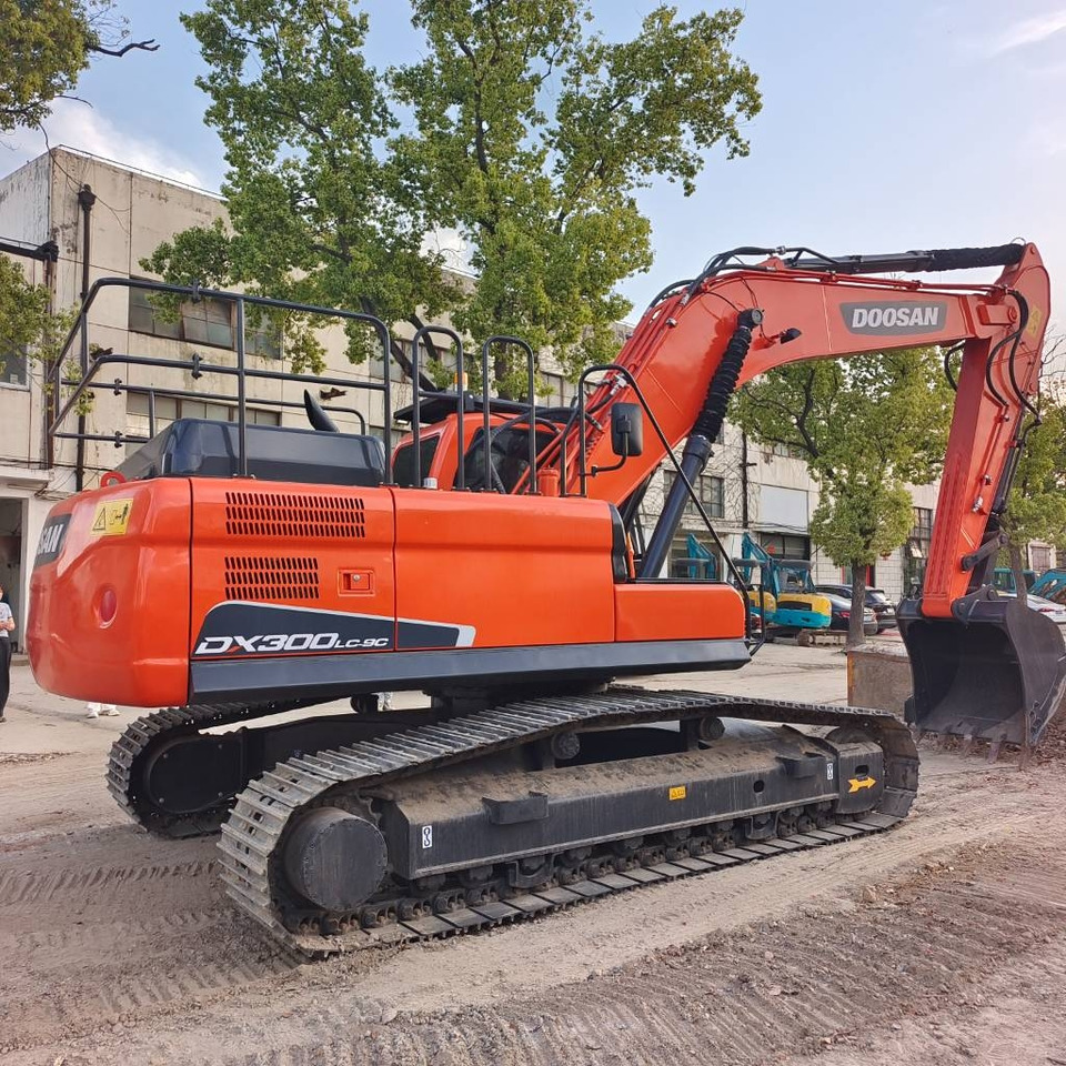 Doosan DX300 - Lánctalpas kotró: 1 kép. Doosan DX300 - Lánctalpas kotró: 1 kép.