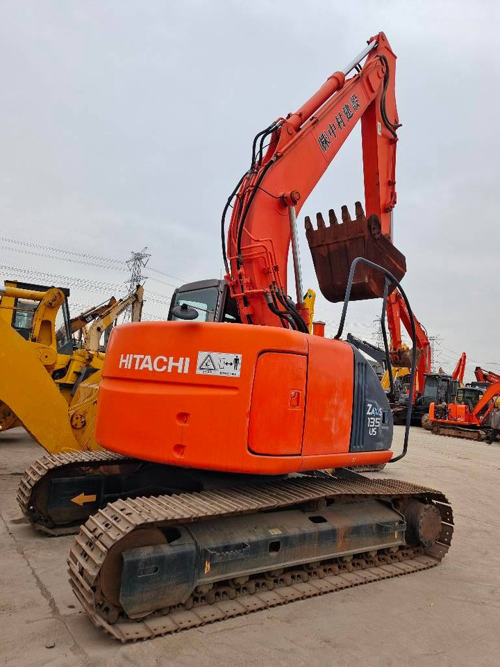 Hitachi ZX 135 US - Lánctalpas kotró: 2 kép. Hitachi ZX 135 US - Lánctalpas kotró: 2 kép.