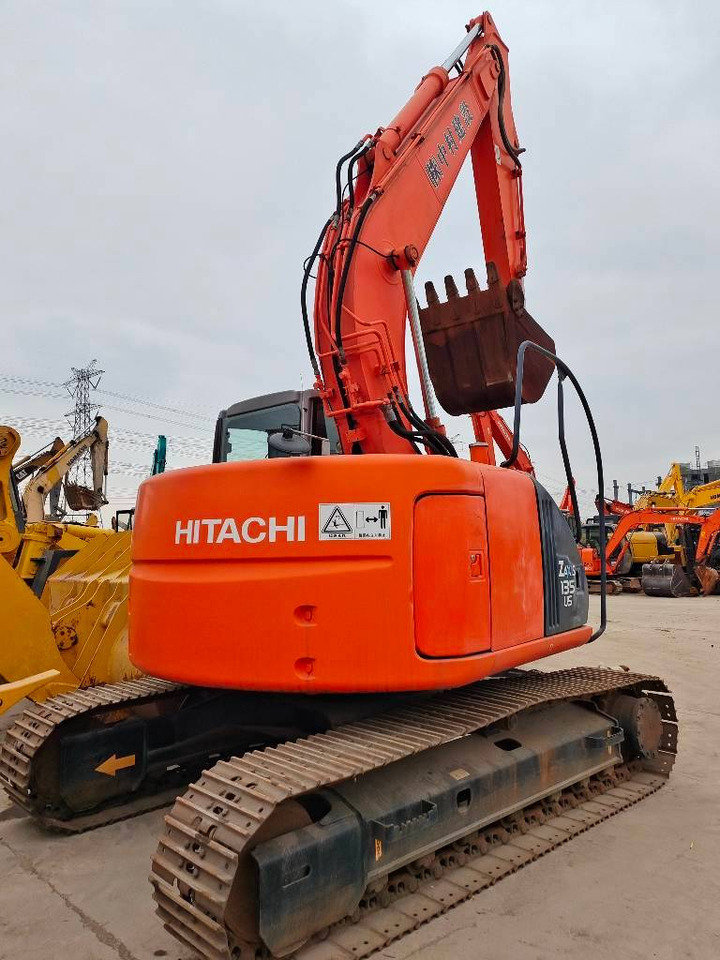 Hitachi ZX 135 US - Lánctalpas kotró: 4 kép. Hitachi ZX 135 US - Lánctalpas kotró: 4 kép.