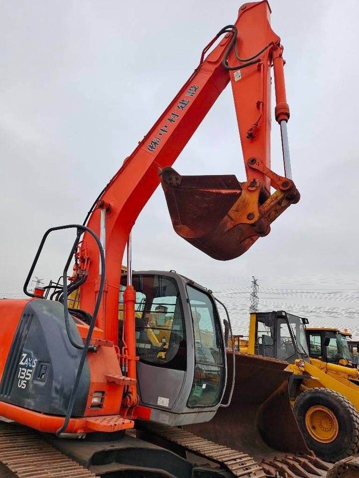 Hitachi ZX 135 US - Lánctalpas kotró: 3 kép. Hitachi ZX 135 US - Lánctalpas kotró: 3 kép.