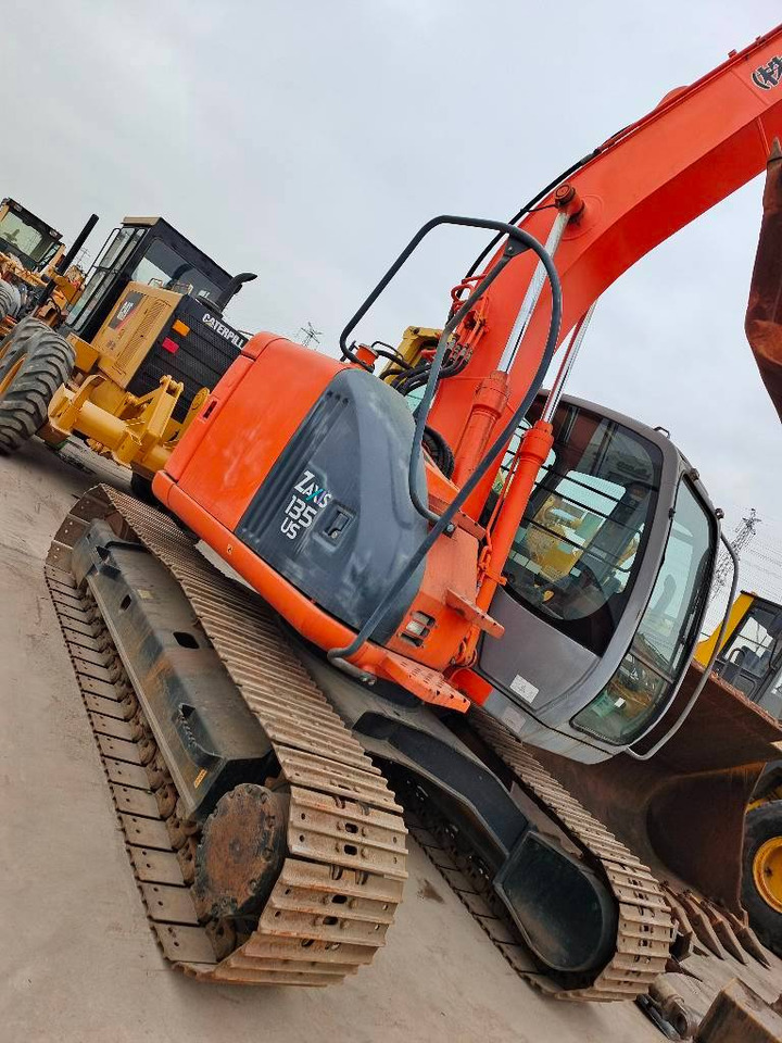 Hitachi ZX 135 US - Lánctalpas kotró: 5 kép. Hitachi ZX 135 US - Lánctalpas kotró: 5 kép.