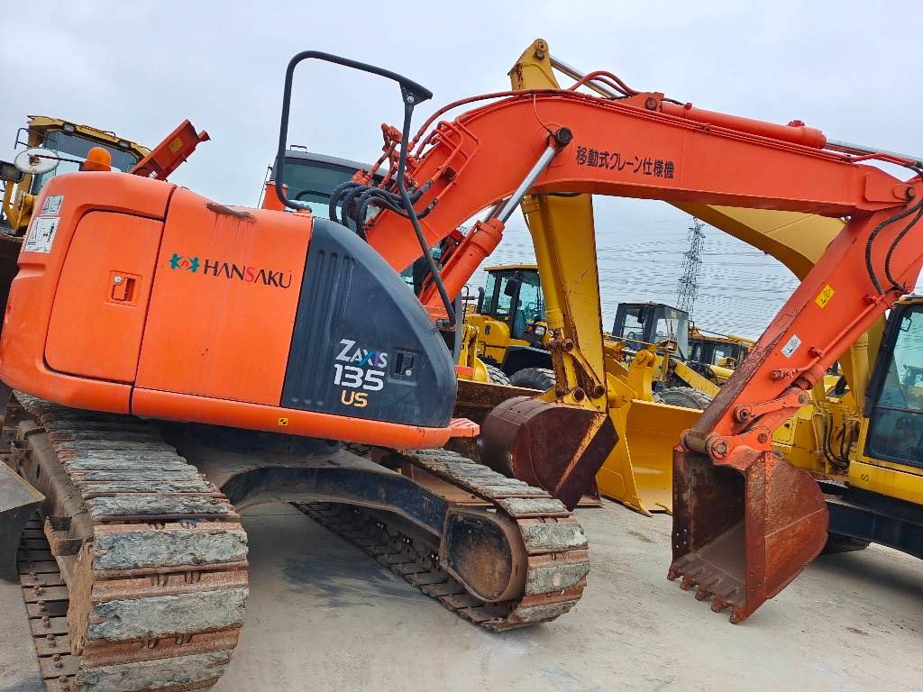 Hitachi ZX 135 US - Lánctalpas kotró: 1 kép. Hitachi ZX 135 US - Lánctalpas kotró: 1 kép.
