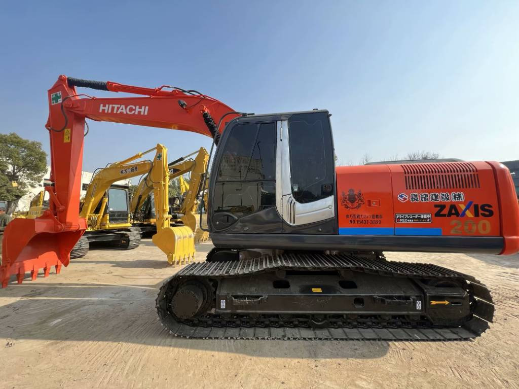 Hitachi ZX 200-3 G - Lánctalpas kotró: 2 kép. Hitachi ZX 200-3 G - Lánctalpas kotró: 2 kép.