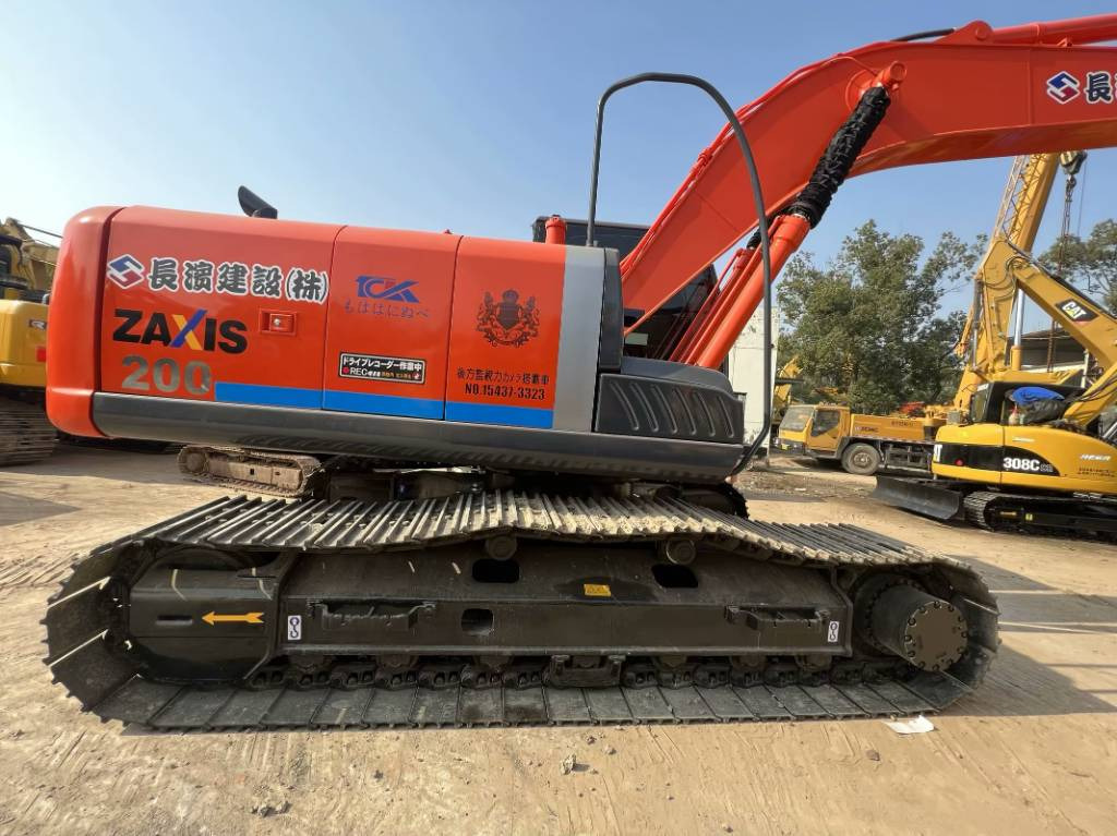 Hitachi ZX 200-3 G - Lánctalpas kotró: 4 kép. Hitachi ZX 200-3 G - Lánctalpas kotró: 4 kép.