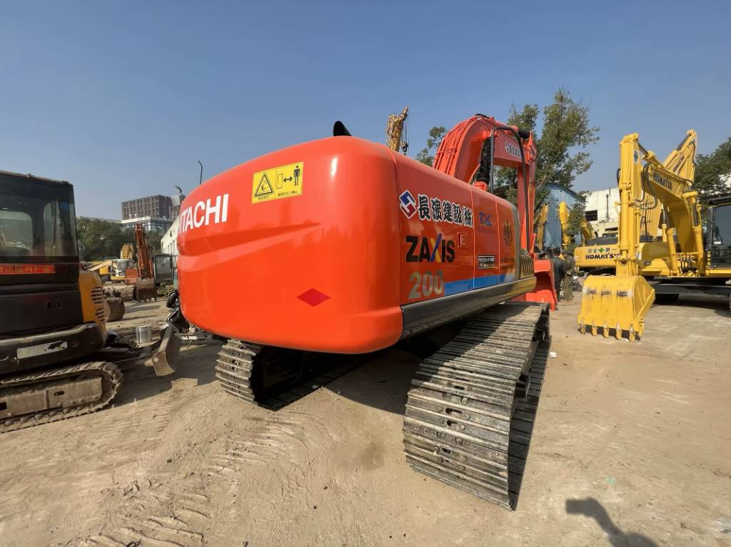 Hitachi ZX 200-3 G - Lánctalpas kotró: 3 kép. Hitachi ZX 200-3 G - Lánctalpas kotró: 3 kép.