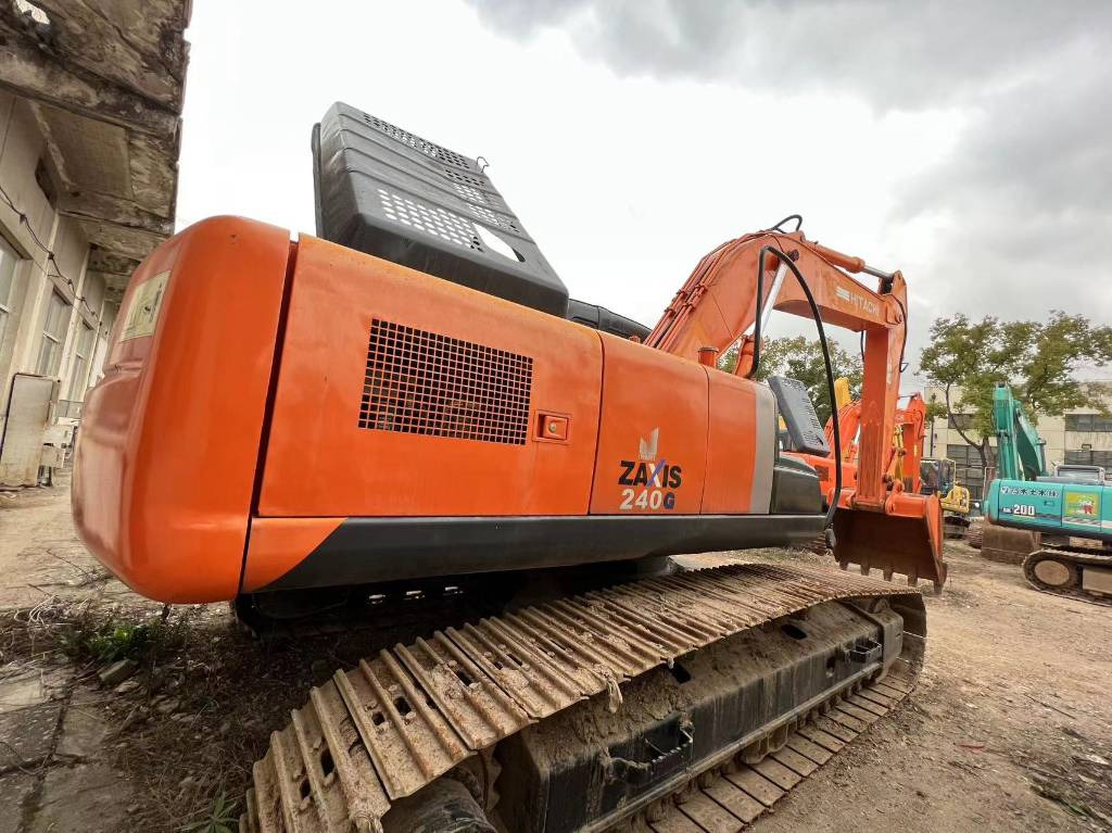 Hitachi ZX 240-3 - Lánctalpas kotró: 5 kép. Hitachi ZX 240-3 - Lánctalpas kotró: 5 kép.